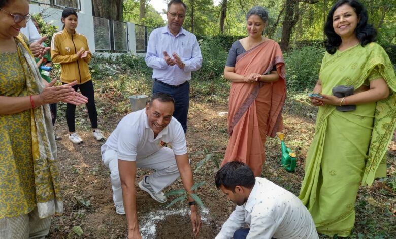 केवि स्कूल अपर कैंप में पौधरोपण करते डिप्टी जीओसी ब्रिगेडियर अनिर्बन दत्ता व अन्य