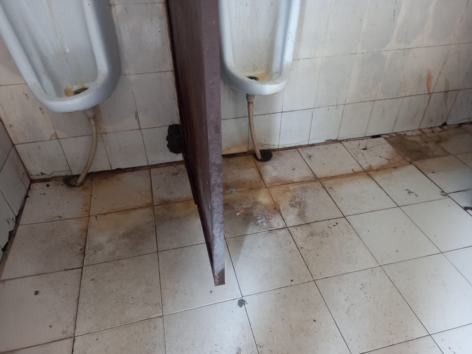 सार्वजनिक शौचालय में गंदगी का अंबार