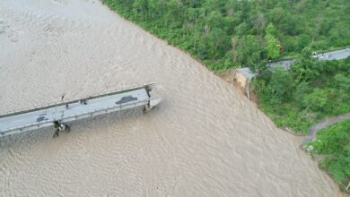 देहरादून से जौलीग्रांट एयरपोर्ट जाने वाली सौंग नदी के पुल का एक हिस्सा शनिवार को बाढ़ से बह गया।