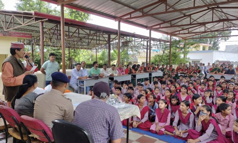 हरभजवाला में नशे के विरूद्ध चिंतन बैठक करते स्थानीय लोगों व स्कूली बच्चों के साथ