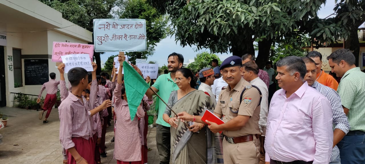 जन जागरण रैली को हरी झंडी दिखाकर रवाना करते मुुख्य अतिथि  कुसुम चौहान व आईएसबीटी पुलिस चौकी इंचार्ज लोकेंद्र बहुगुणा 