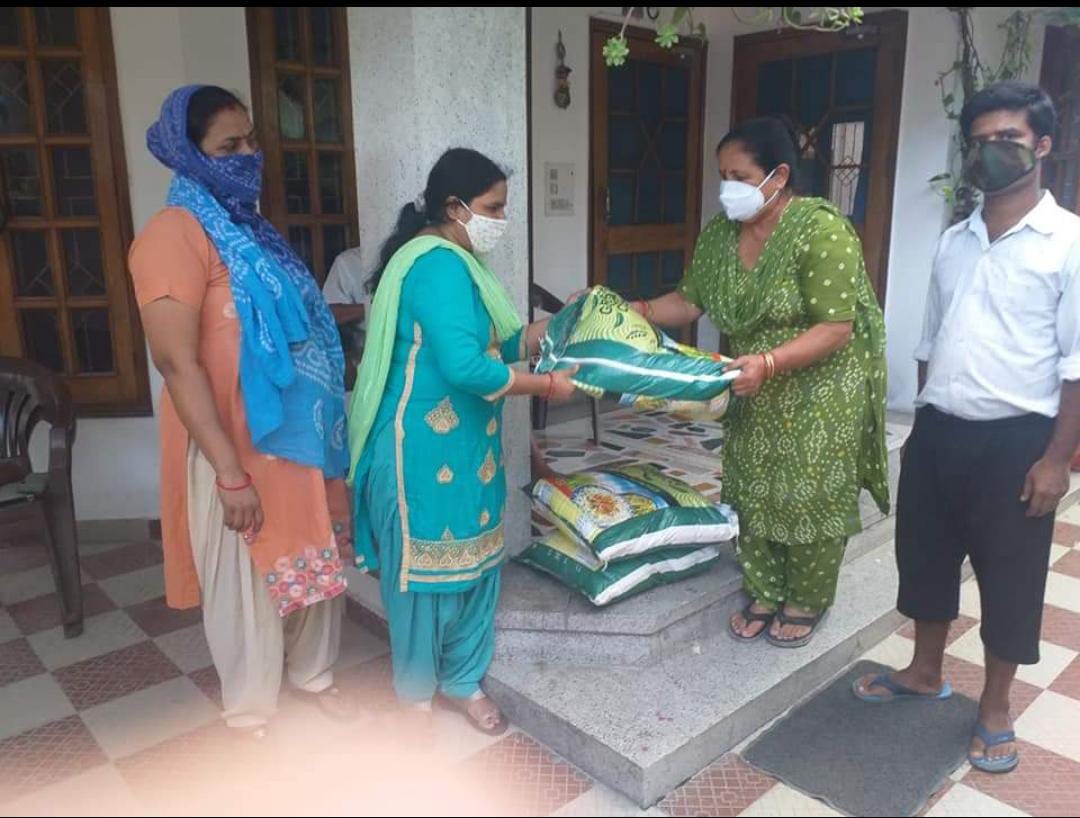 कोरोना काल में मधु खत्री द्वारा जरूरतमंदों को राशन का वितरण करते (फाइल फोटो)