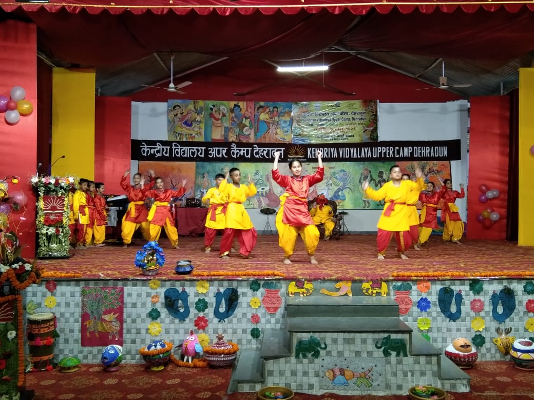 बच्चों द्वारा संस्कृति कार्यक्रम की प्रस्तुति देते