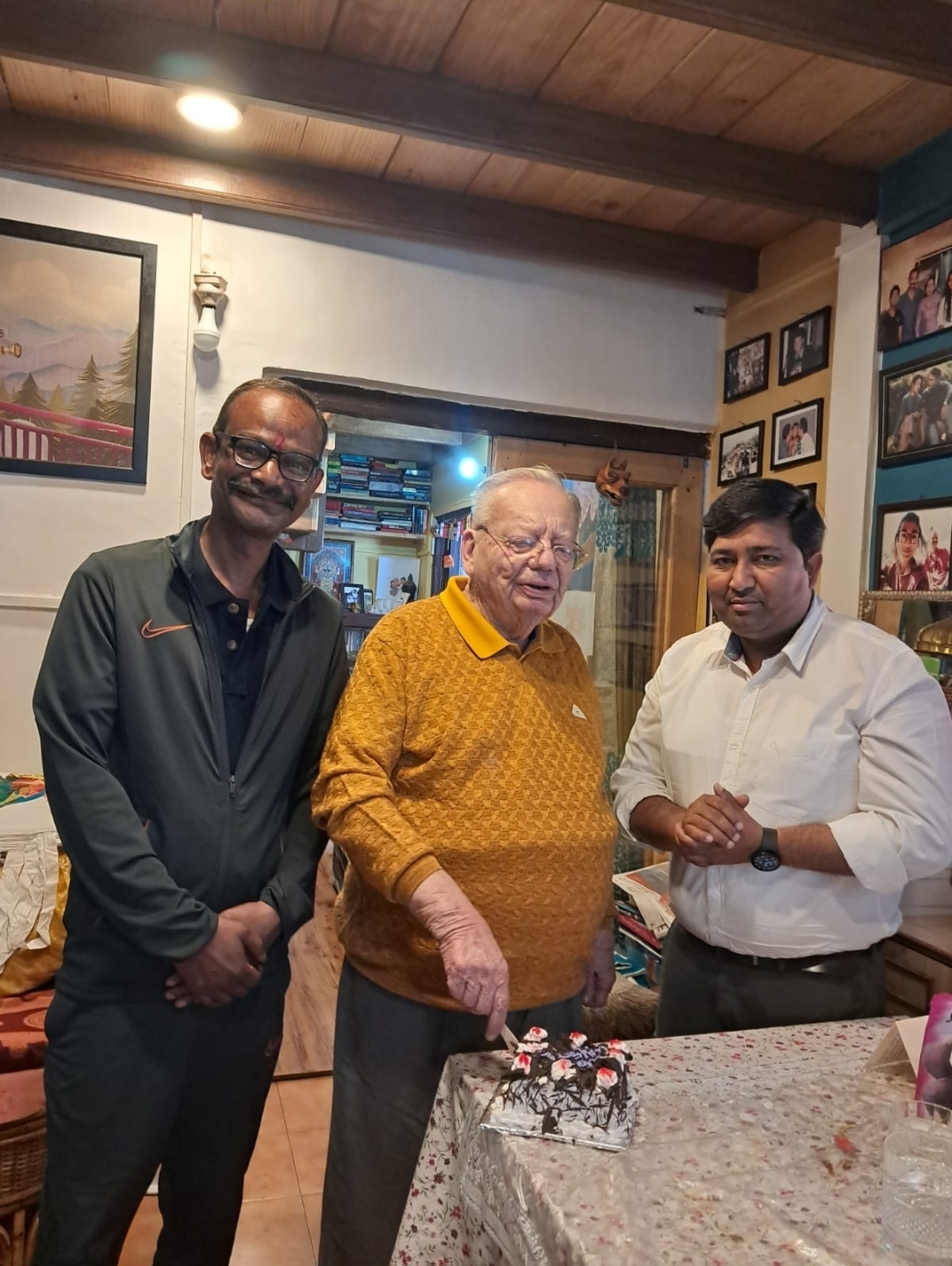 रस्किन बॉन्ड द्वारा केक काटकर मनाया गया जन्मदिन