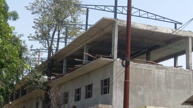 केहरी गांव के प्रतिबंधित क्षेत्र में जीआरडी कॉलेज द्वारा पक्का निर्माण के बाद अब टीन शेड लगाने का काम किया जा रहा है।