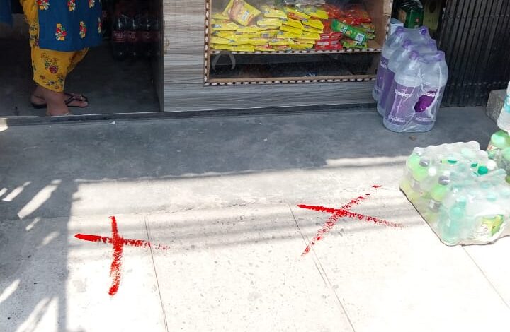 कैंट बोर्ड के कर्मचारी द्वारा गढ़ी में अवैध कब्जा को चिन्हित करते हुए लाल निशान लगाए गए।