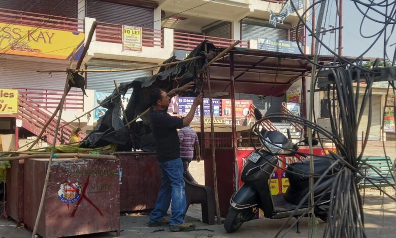पिछले माह कैंट बोर्ड की टीम ने गढ़ी में अतिक्रमण हटाया था