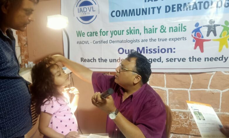 त्वचा रोग विशेषज्ञ डॉ. तरुण मित्तल स्वास्थ्य शिविर में जांच करते हुए।