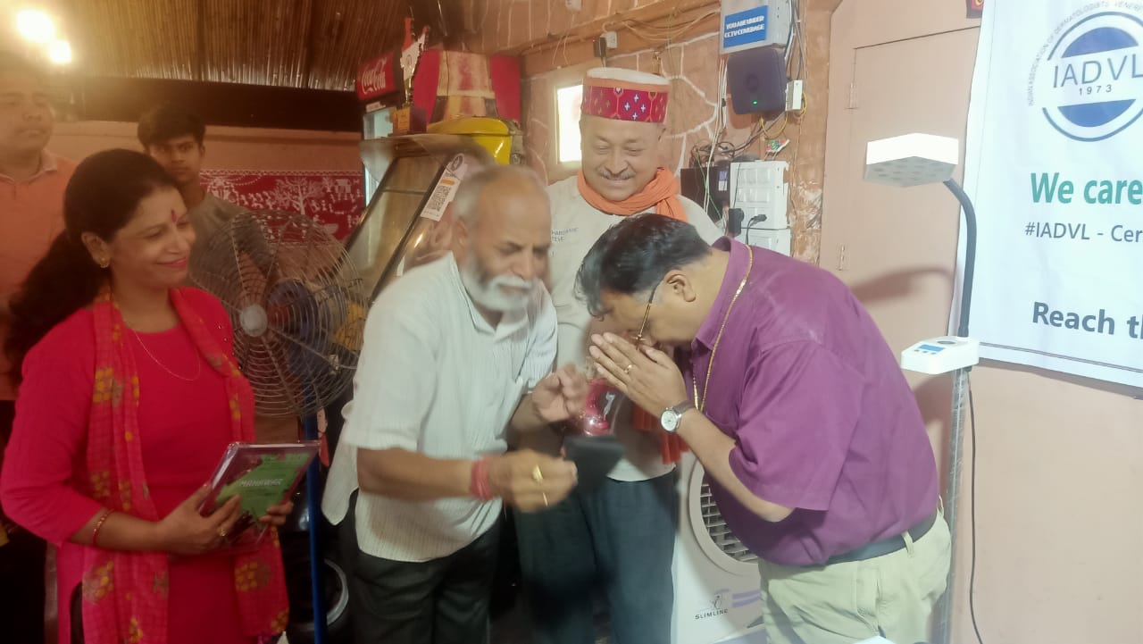 त्वचा रोग विशेषज्ञ डॉ. तरुण मित्तल का स्वागत करते समिति के लोग।