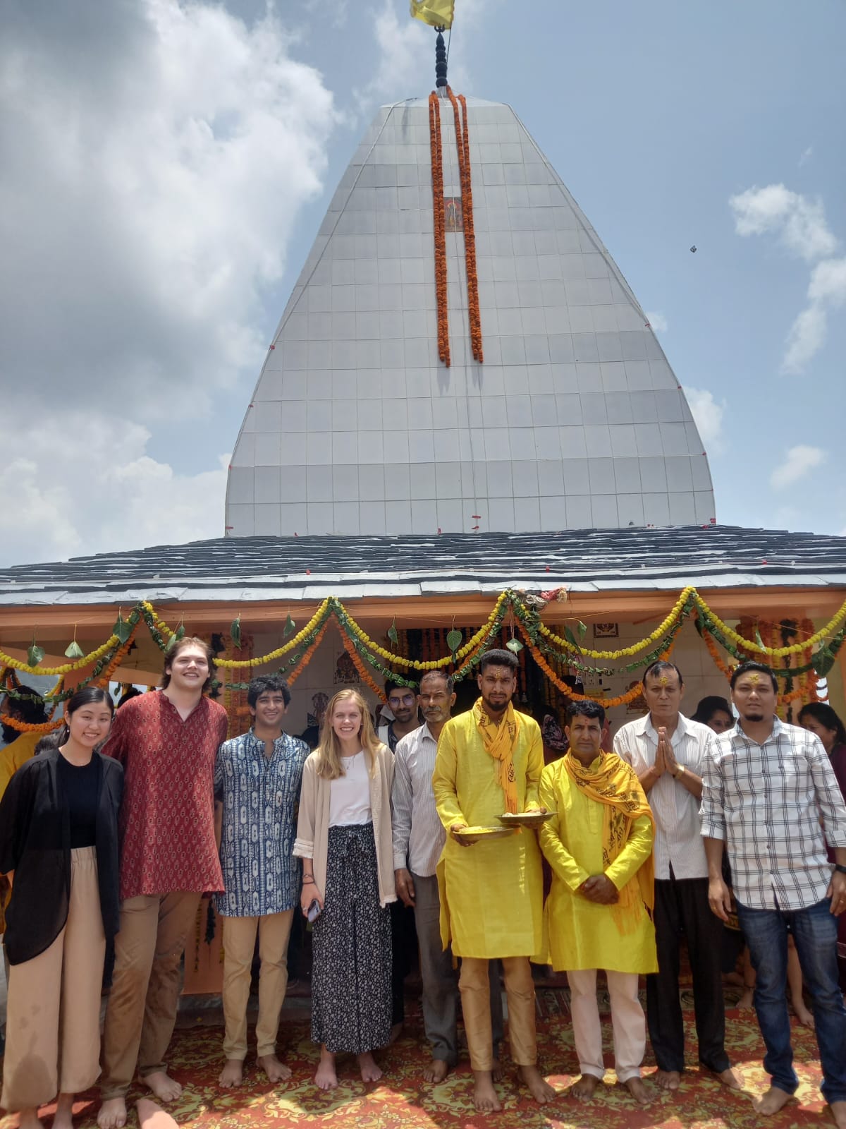 नाग देवता  मंदिर के वार्षिकोत्सव में विदेशी  मेहमान  भी पहुंचे।