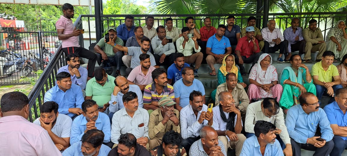 शहीद दुर्गा मल्ल पार्क में कार्य वहिष्कार के दौरान मौजूद कैंट बोर्ड देहरादून के कर्मचारी