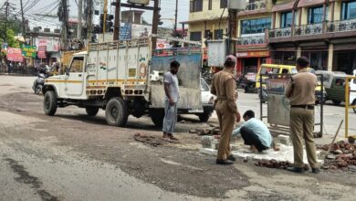 गढ़ी कैंट थाने के सामने ठेकेदार के कर्मचारियों द्वारा गड्ढे को भरते हुए। (जन केसरी)