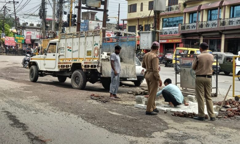 गढ़ी कैंट थाने के सामने ठेकेदार के कर्मचारियों द्वारा गड्ढे को भरते हुए। (जन केसरी)