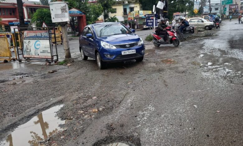कैंट थाने के ठीक सामने टूटी सड़क की बदहाली की ये तस्वीर। (जन केसरी)