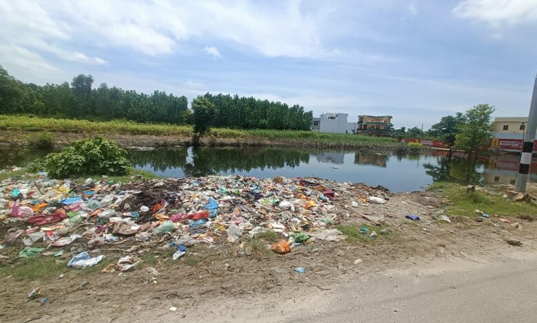 लक्सर क्षेत्र में गंदगी फैलने के साथ ही निकासी बंद की वजह से कुछ इस तरह से हो रखा है जलभराव