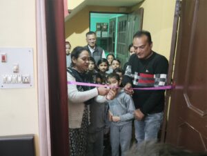 उषा प्रेम संस्कार चिल्ड्रन एकेडमी के नवनिर्माण कक्ष का उद्घाटन करती पार्षद नीतू शर्मा समेत अन्य।