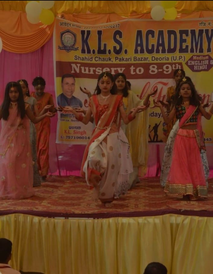 केएलएस एकेडमी में आयोजित सांस्कृतिक कार्यक्रम में नृत्य की प्रस्तुति देती छात्राएं।