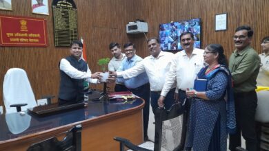कैंट बोर्ड बेलगाम के नवनियुक्त सीईओ विशाल सारस्वत का स्वागत करते कर्मचारी।