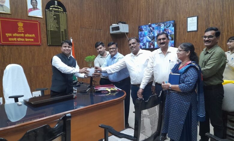 कैंट बोर्ड बेलगाम के नवनियुक्त सीईओ विशाल सारस्वत का स्वागत करते कर्मचारी।