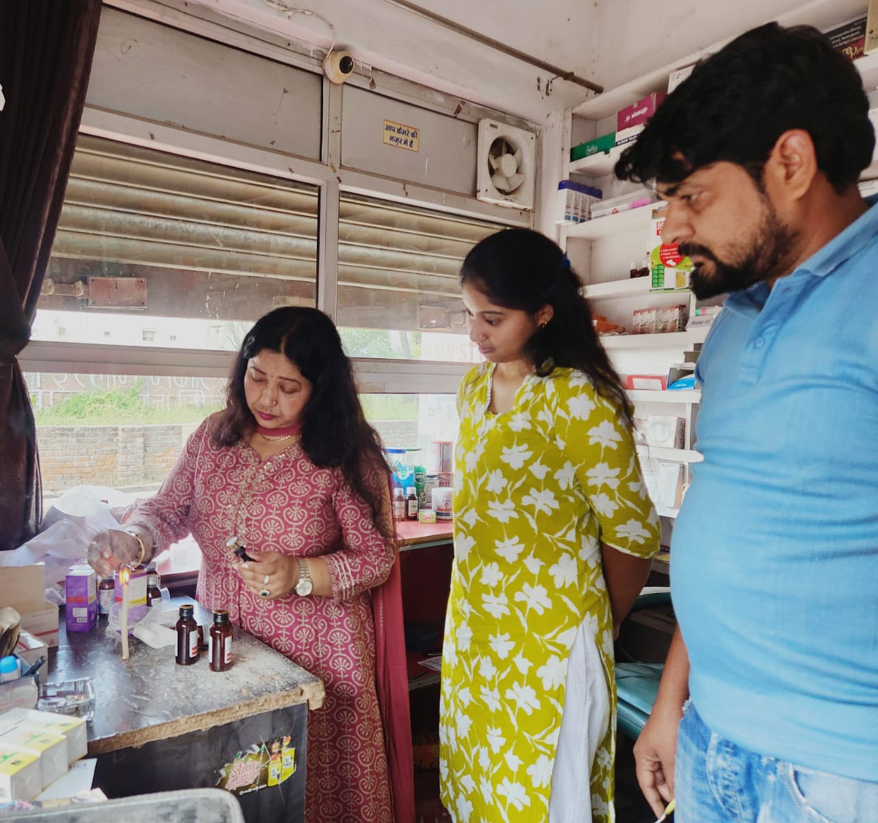 ड्रग इंस्पेक्टर अनीता भारती द्वारा दवा की दुकान में सिरप का निरीक्षण करते हुए